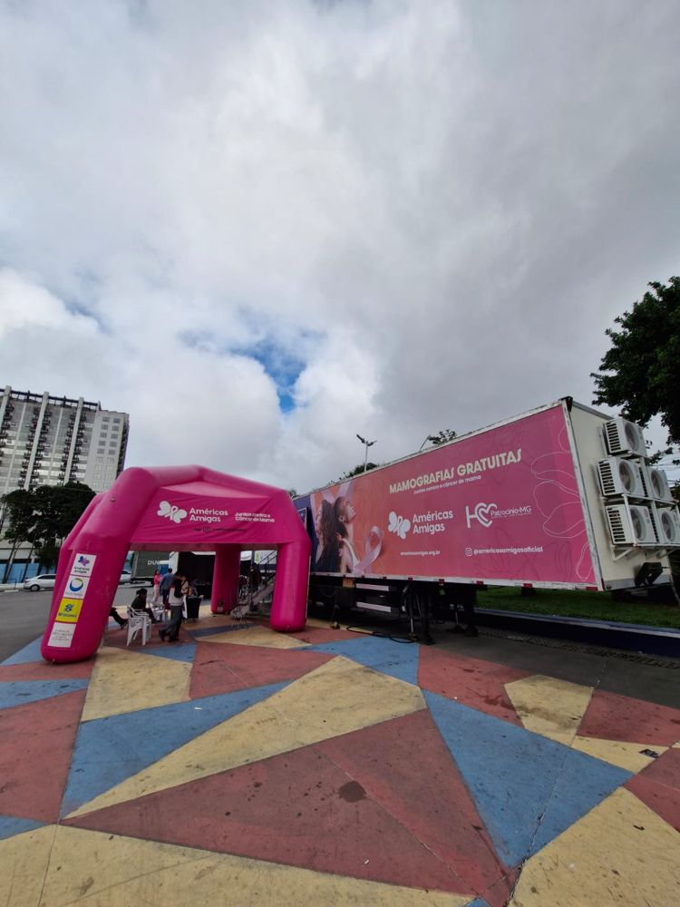Tenda inflável rosa e carreta da Américas Amigas com o letreiro de mamografias gratuitas