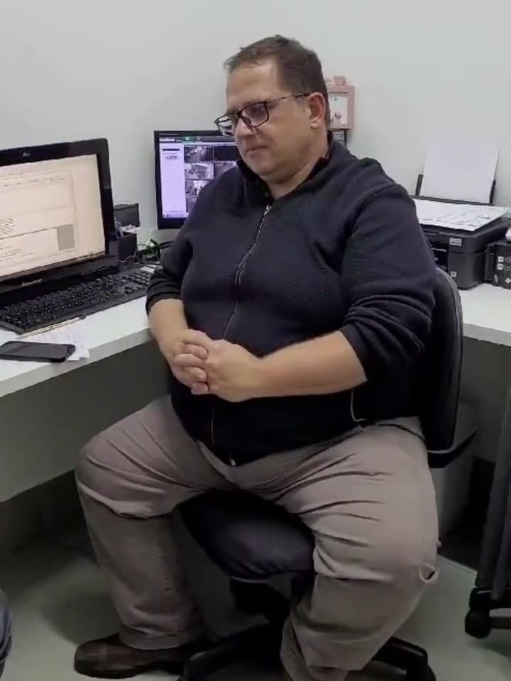 Dr. José Eduardo, sentado diante dos monitores, durante a gravação do depoimento